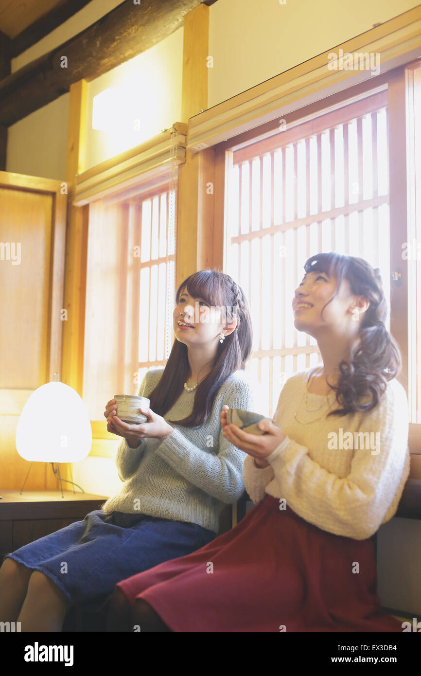 Junge japanische Frauen genießen Matcha Grüntee in Kawagoe, Japan Stockfoto