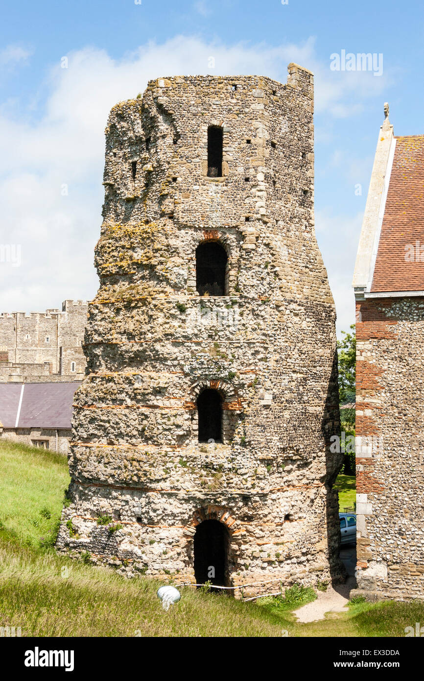 Die Ruinen des 2. Jh. römische Leuchtturm, Pharos, im Dover Castle in England. Zerbröckelnde Kentish ragstone Turm gegen den blauen Himmel. Stockfoto