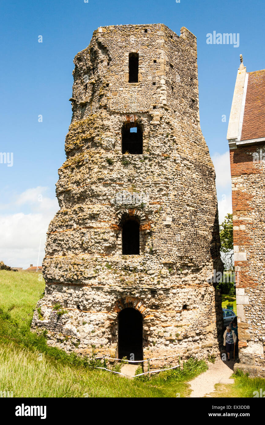 Die Ruinen des 2. Jh. römische Leuchtturm, Pharos, im Dover Castle in England. Zerbröckelnde Kentish ragstone Turm gegen den blauen Himmel. Stockfoto