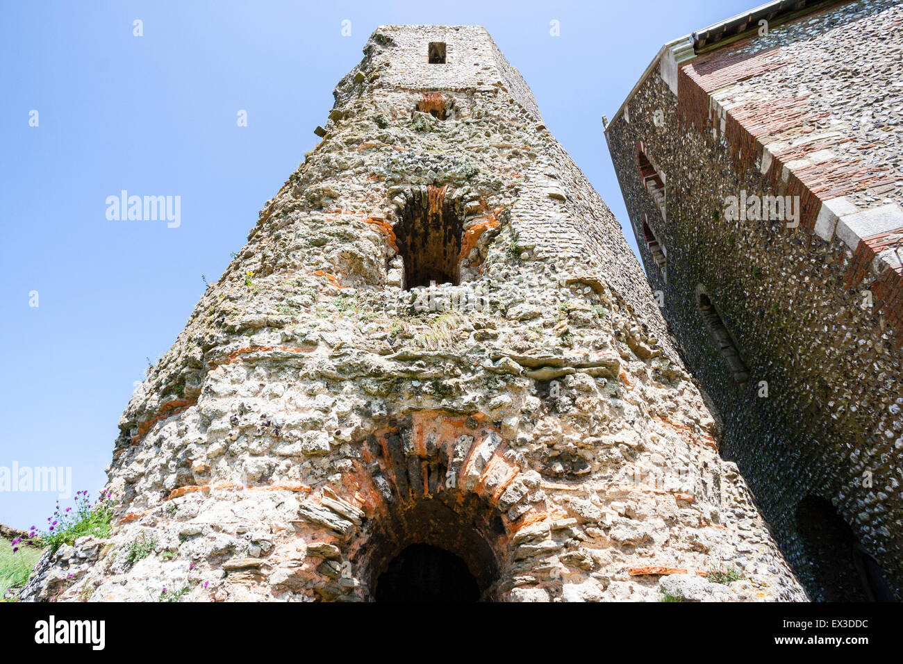 Die Ruinen des 2. Jh. römische Leuchtturm, Pharos, im Dover Castle in England. Zerbröckelnde Kentish ragstone Turm gegen den blauen Himmel. Stockfoto