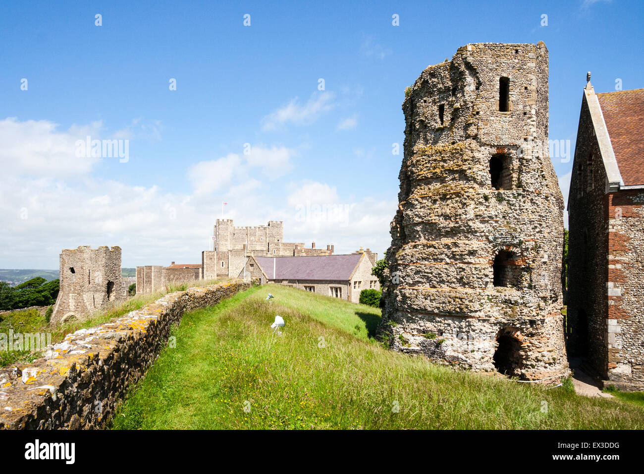 Die Ruinen des 2. Jh. römische Leuchtturm, Pharos, im Dover Castle in England. Im Hintergrund die Wände und das Halten von Dover Castle. Stockfoto