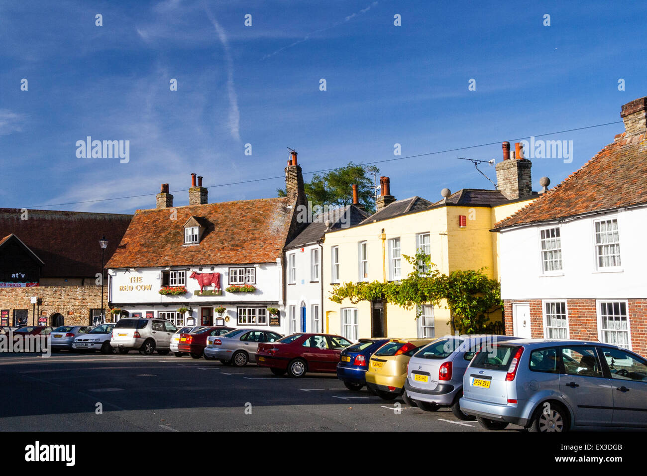 Sandwich in England. Blick entlang der Straße an der roten Kuh Pub, Anfang des 18. Jahrhunderts, 2-stöckiges Gebäude mit Ziegeldach. Autos geparkt. Tagsüber. Stockfoto