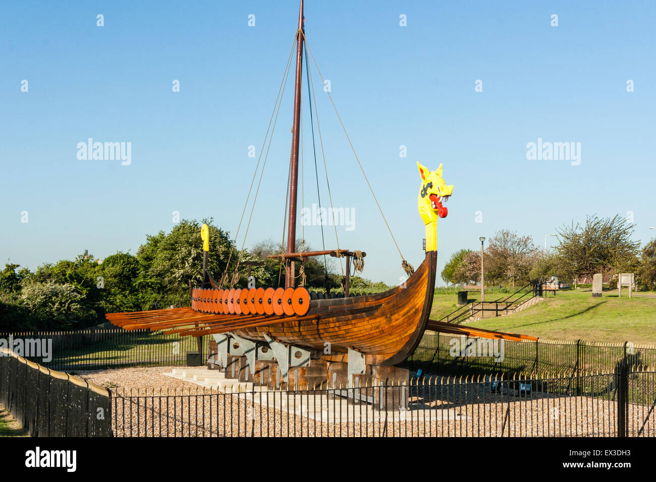 England, Ramsgate. Die Hugin, einer rekonstruierten Viking lange Boot auf dem Display stand auf Pegwell, Ramsgate. Dragon Galionsfigur, Rumpf, Mast und Ruder. Stockfoto