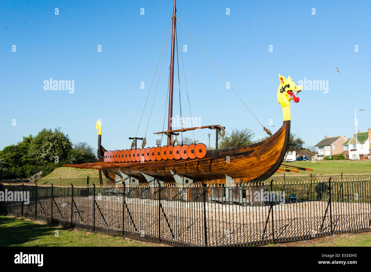 England, Ramsgate. Die Hugin, einer rekonstruierten Viking lange Boot auf dem Display stand auf Pegwell, Ramsgate. Dragon Galionsfigur, Rumpf, Mast und Ruder. Stockfoto