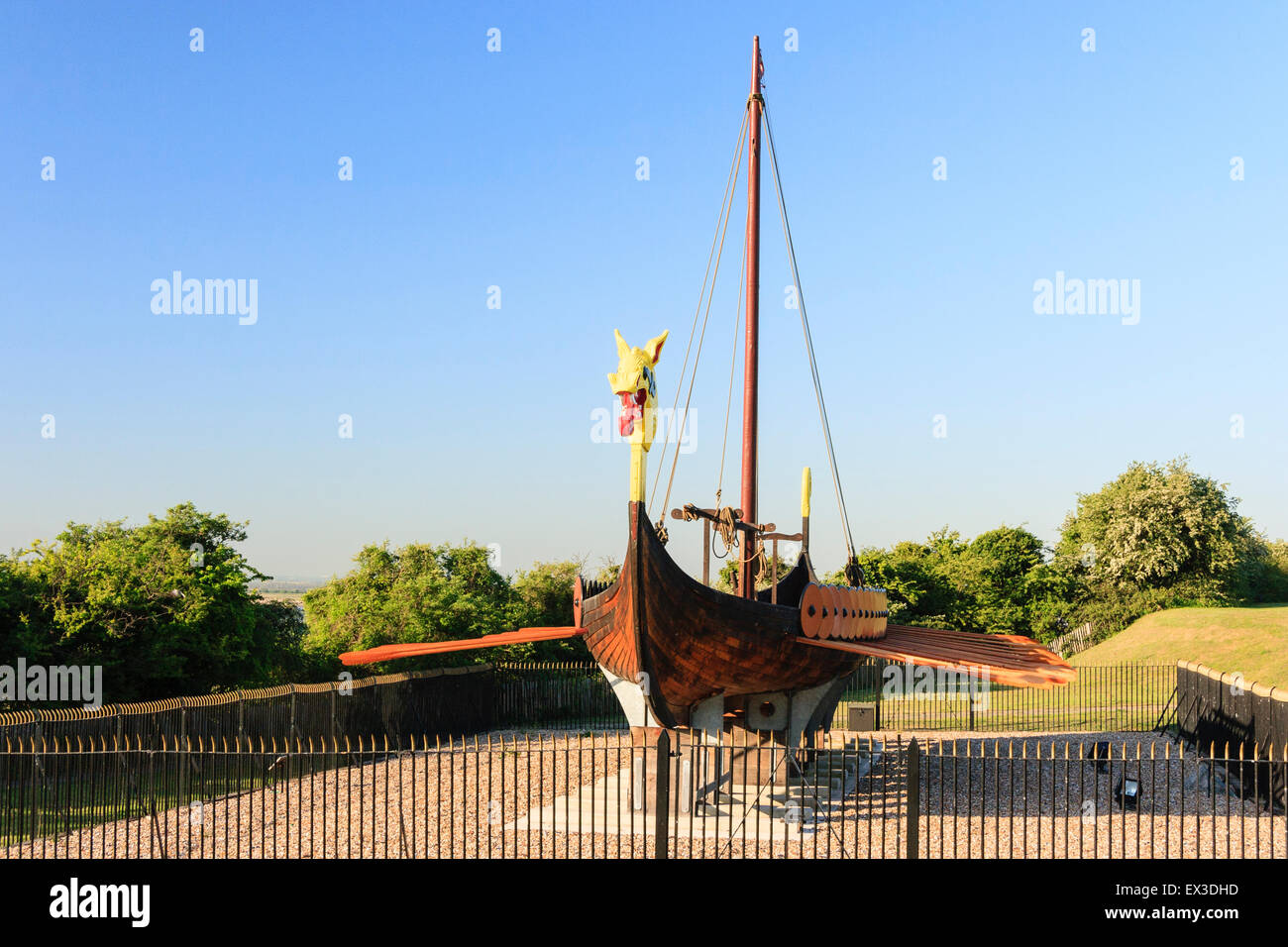 England, Ramsgate. Die Hugin, einer rekonstruierten Viking lange Boot auf dem Display stand auf Pegwell, Ramsgate. Dragon Galionsfigur, Rumpf, Mast und Ruder. Stockfoto