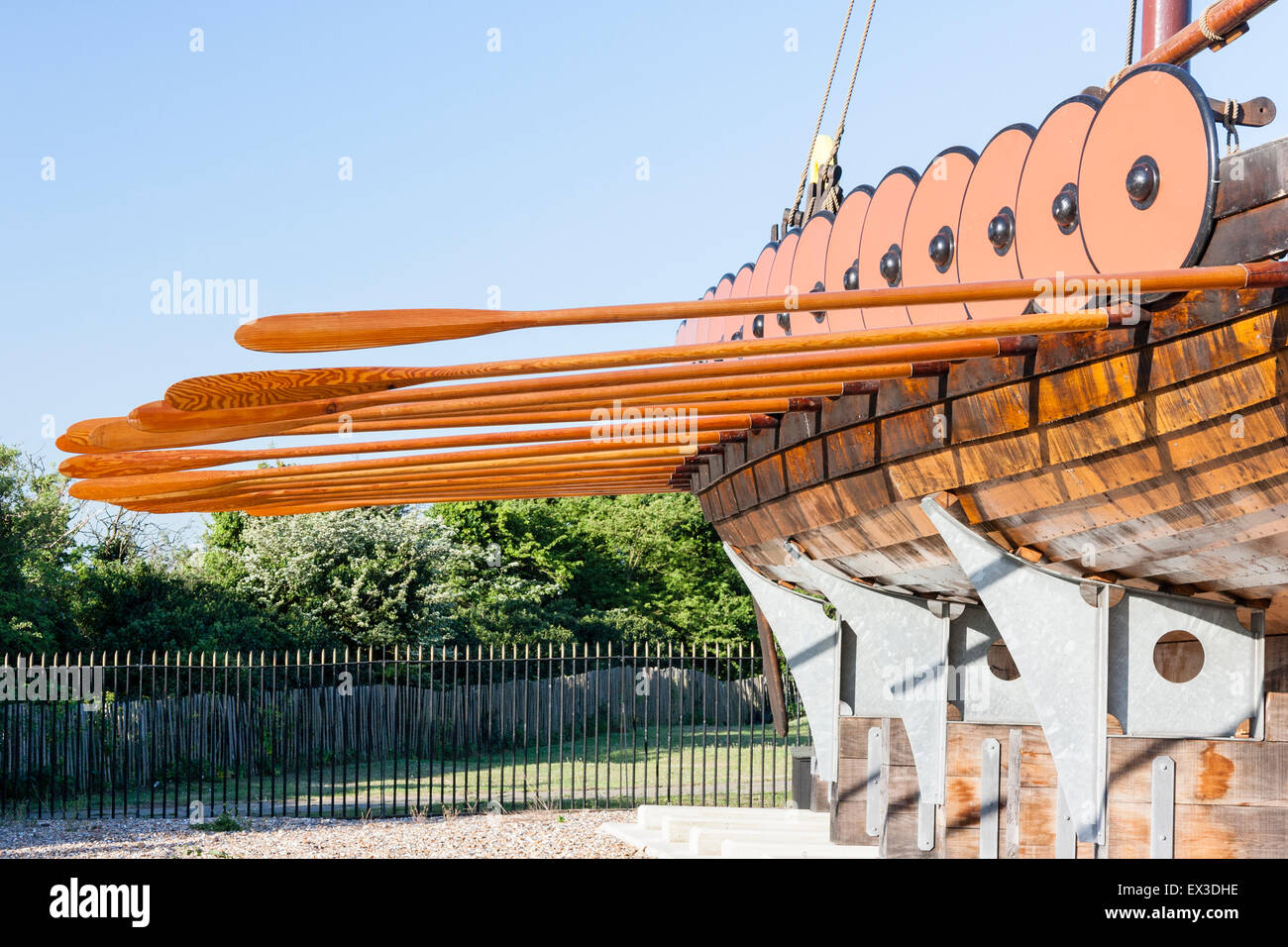 Die Hugin, einer rekonstruierten Wikingerschiff, an Pegwell Bay, Ramsgate. Low Angle View an Rumpf, bei der die Zeile der Ruder und Schilde mit blauer Himmel. Stockfoto