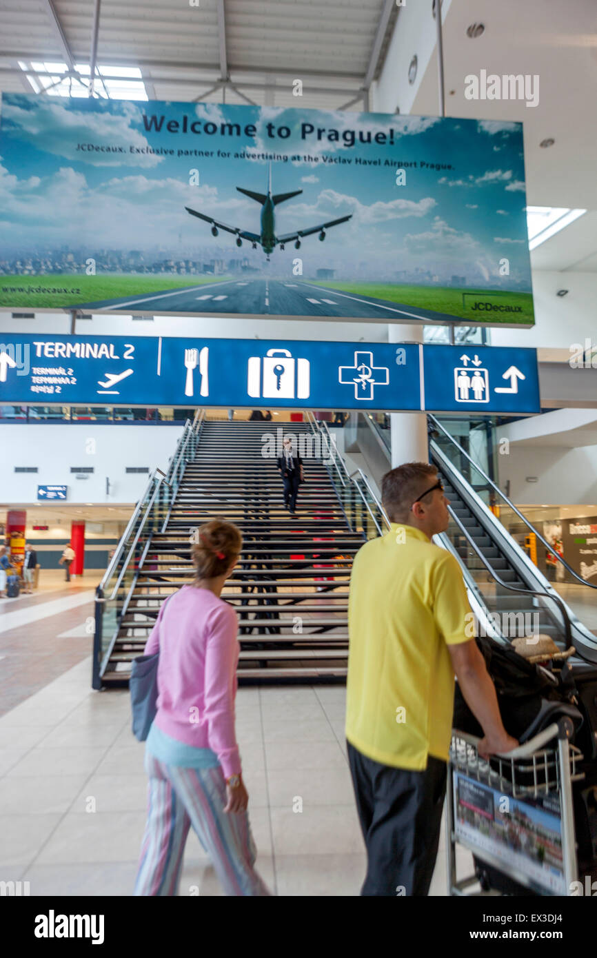 Nach Prag Reklametafeln, Flughafen, Prag, Tschechische Republik Stockfoto