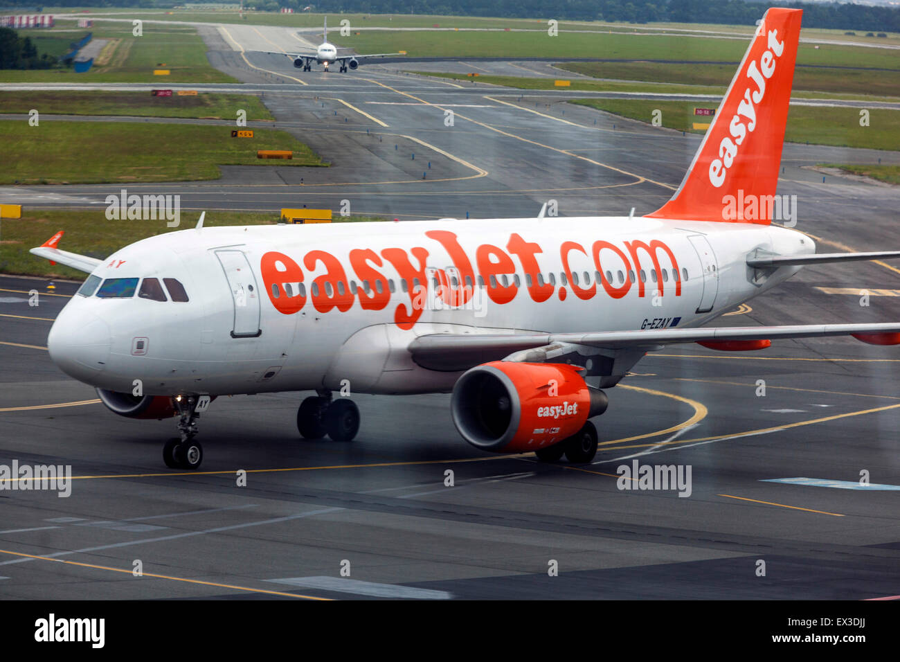 EasyJet-Flugzeug-Rolling auf der Start- und Landebahn, Prag, Tschechische Republik Stockfoto