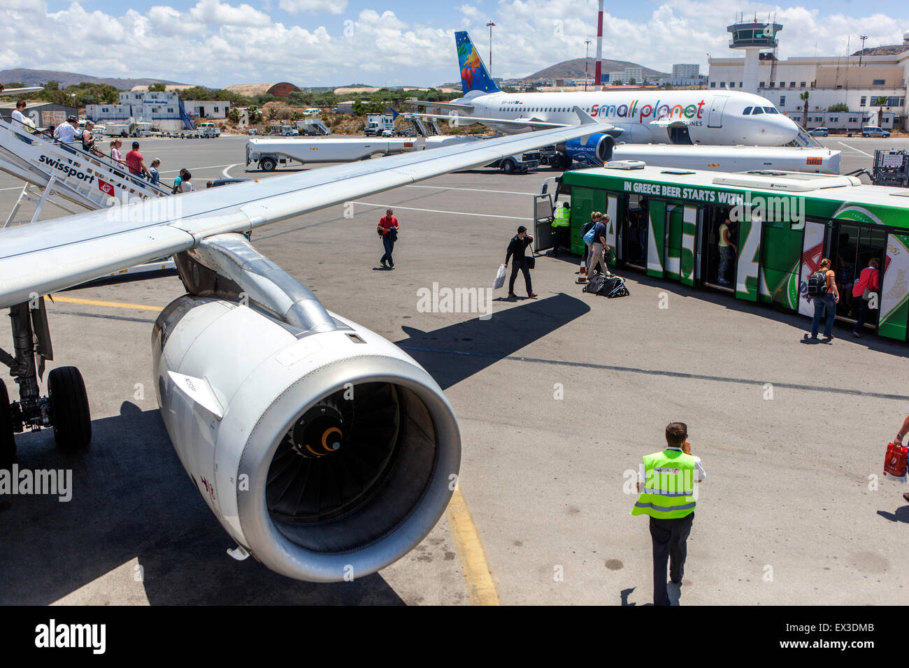 Griechisches Flugzeug der ägäischen Fluggesellschaft Airbus A320 auf der Landebahn am Nikos Kazantzakis International Airport in Heraklion Kreta Griechenland Flugzeugmotor Stockfoto