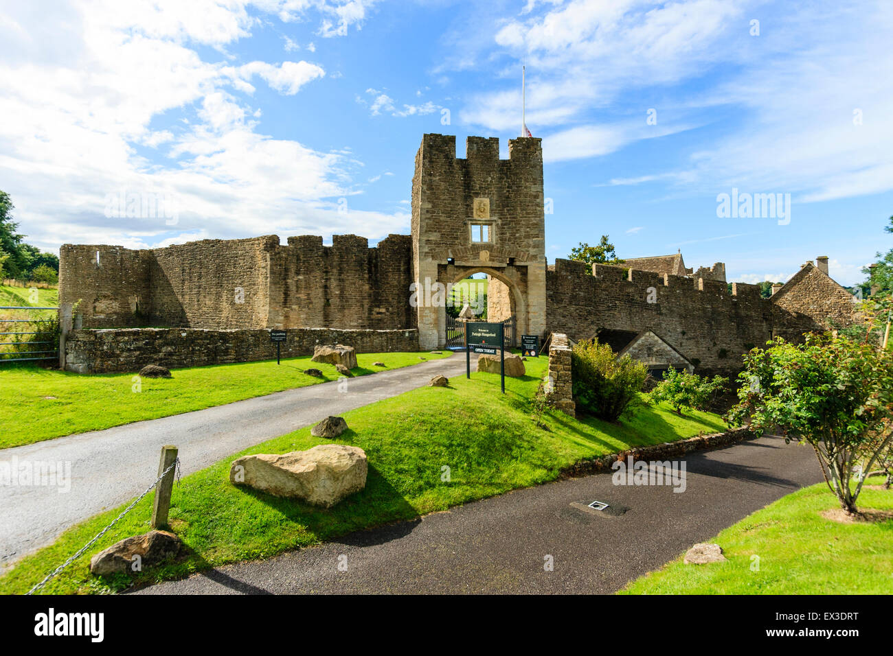 Die Ruinen von Farleigh Hungerford Castle. Das 14. Jahrhundert Osten Torhaus, der Haupteingang zum Schloss mit der äußeren Ringmauer und blauer Himmel. Stockfoto
