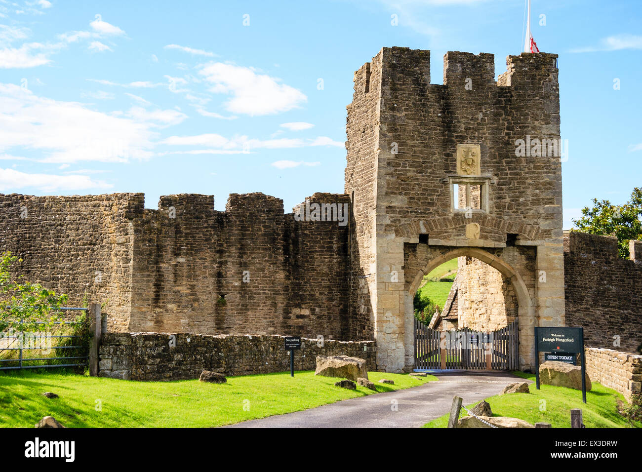 Die Ruinen von Farleigh Hungerford Castle. Das 14. Jahrhundert Osten Torhaus, der Haupteingang zum Schloss mit der äußeren Ringmauer und blauer Himmel. Stockfoto