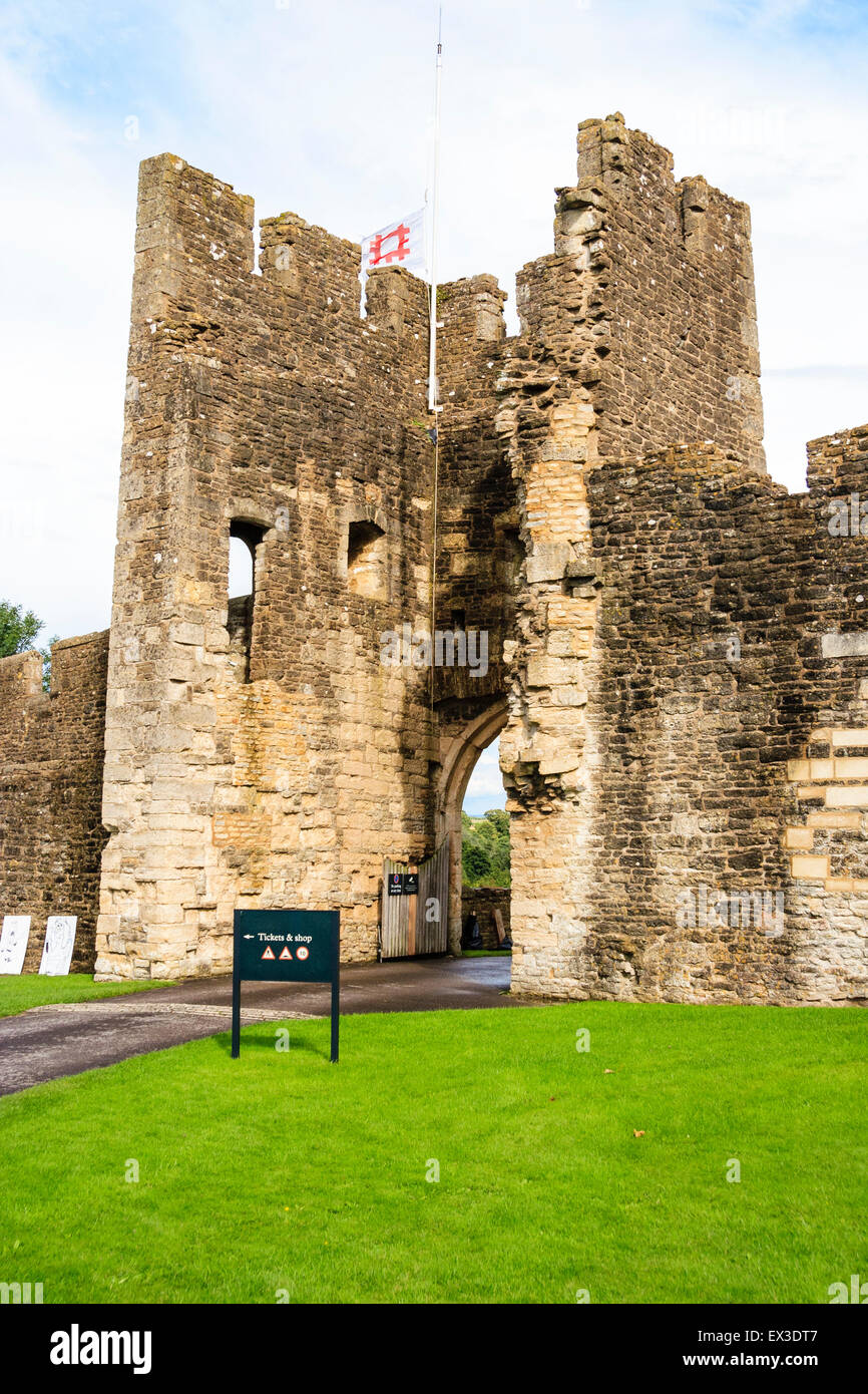 Die Ruinen von Farleigh Hungerford Castle. Das 14. Jahrhundert Osten Torhaus, der Haupteingang zum Schloss von der west Gateway gesehen. Stockfoto