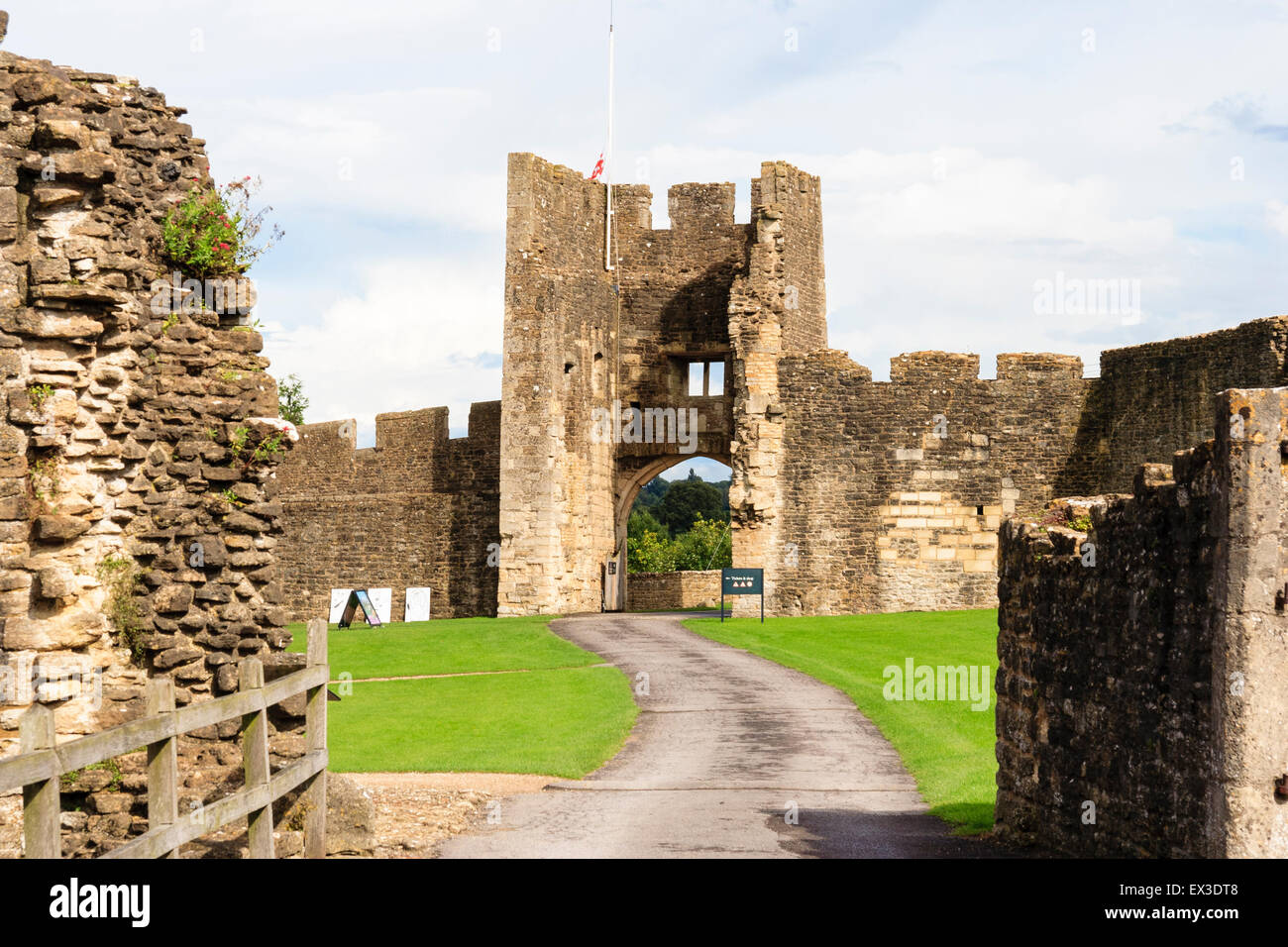 Die Ruinen von Farleigh Hungerford Castle. Das 14. Jahrhundert Osten Torhaus, der Haupteingang zum Schloss von der west Gateway gesehen. Stockfoto