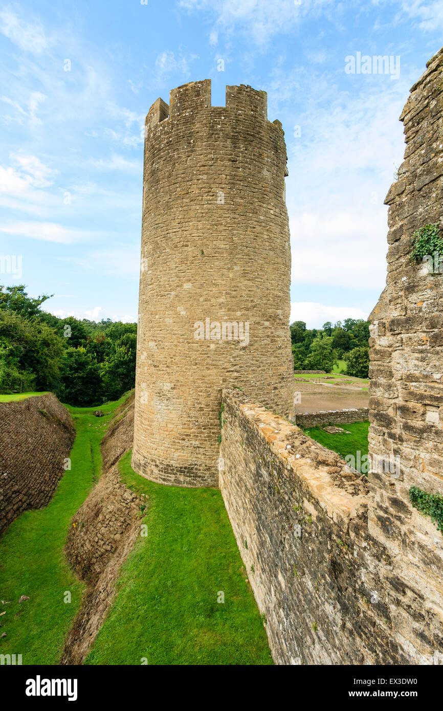 Die Ruinen von Farleigh Hungerford Castle in England. Die South West 'Frau' Turm neben den Burggraben. Ein 5-stöckiges 15. Jahrhundert zerstörten Turm. Blue Sky. Stockfoto