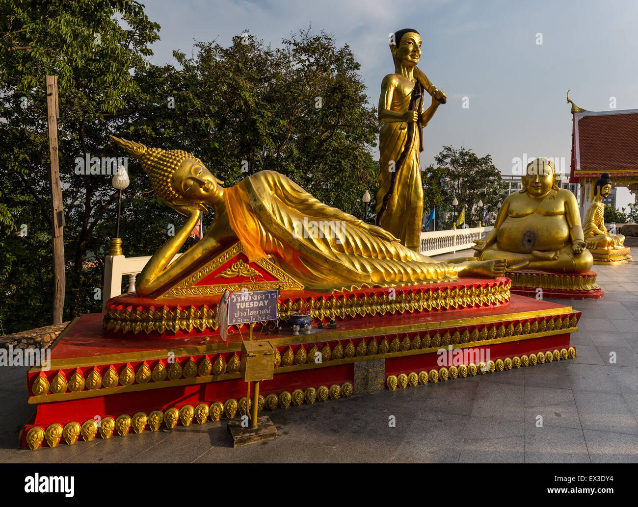 Goldene Buddha-Statue, Tempel Wat Phra Yai, Pattaya, Chon Buri Provinz, Thailand Stockfoto