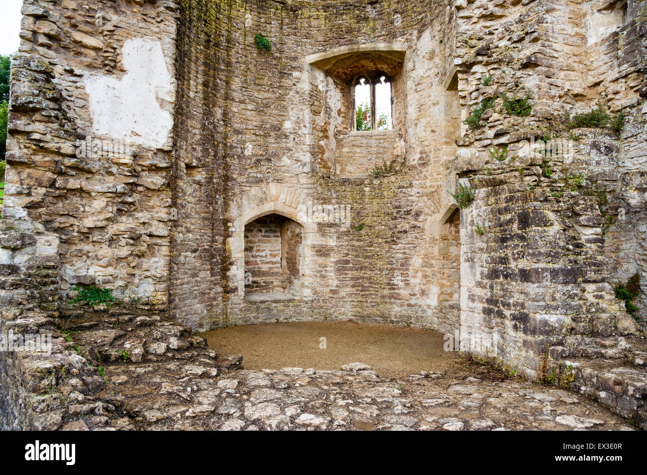 Die Ruinen von Farleigh Hungerford Castle in England. Die South West 'Lady' Tower, Innenraum. Ein 5-stöckiges 15. Jahrhundert zerstörten Turm. Stockfoto