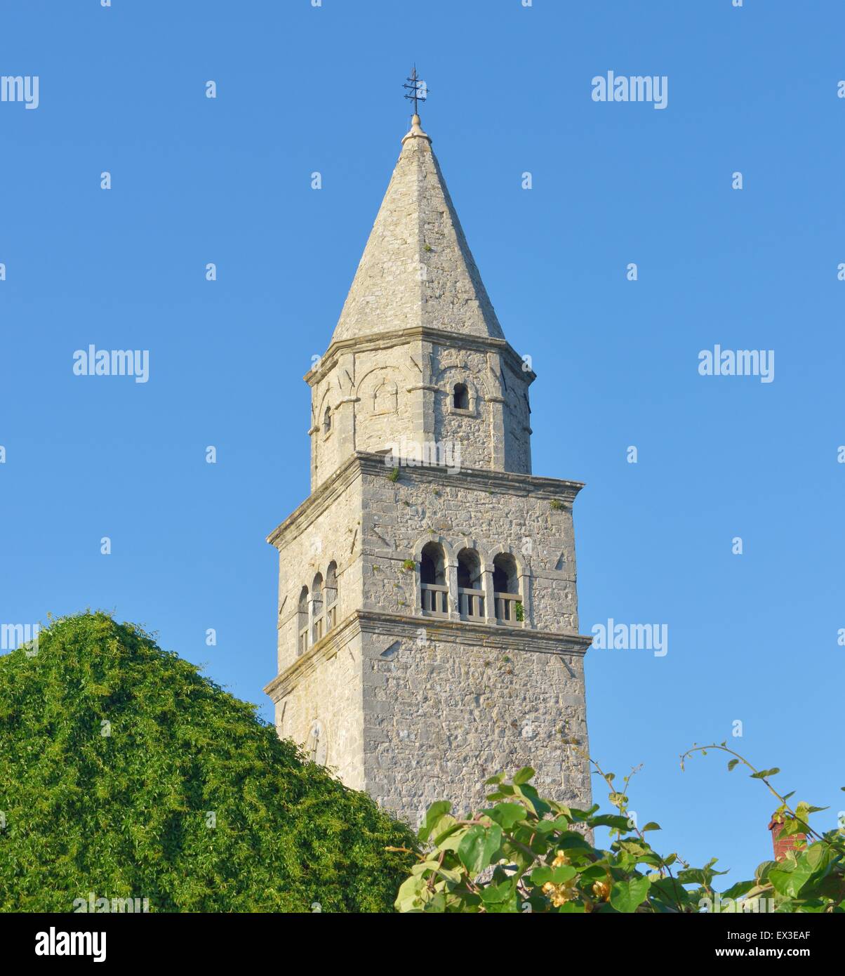 Gemauerte Glockenturm aus dem 13. Jahrhundert, Bezirk Pfarrei Kirche des Hl. Vitus, bescheiden und Kresnecije, Altstadt, Grasisce Stockfoto
