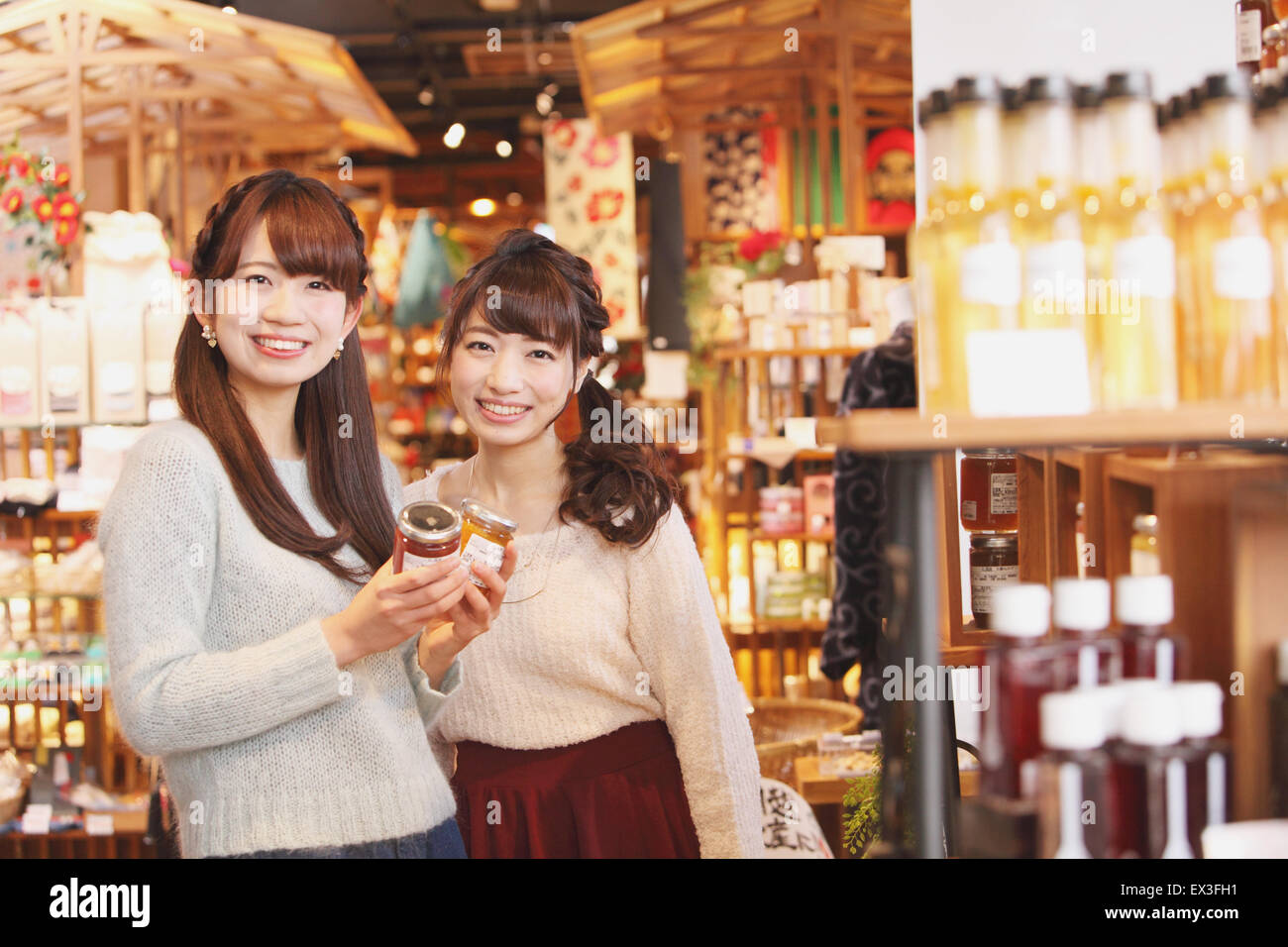 Junge japanische Frauen genießen, Einkaufen in Kawagoe, Japan Stockfoto