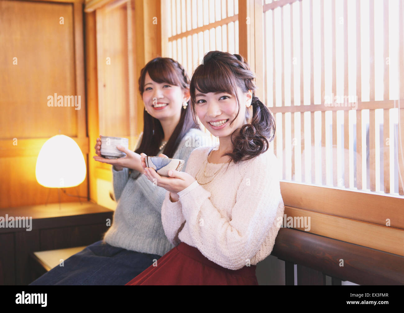 Junge japanische Frauen genießen Matcha Grüntee in Kawagoe, Japan Stockfoto