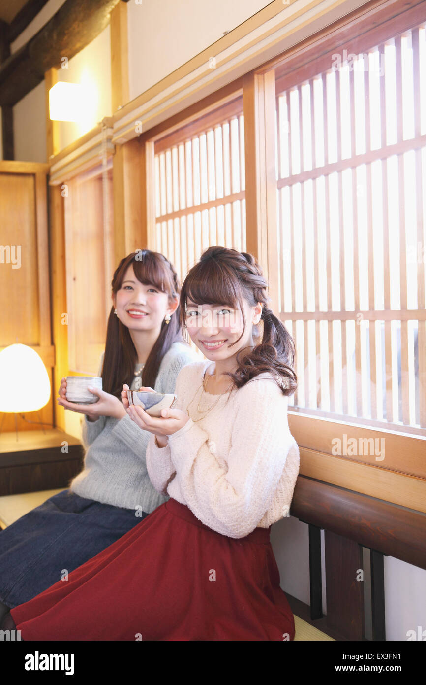 Junge japanische Frauen genießen Matcha Grüntee in Kawagoe, Japan Stockfoto