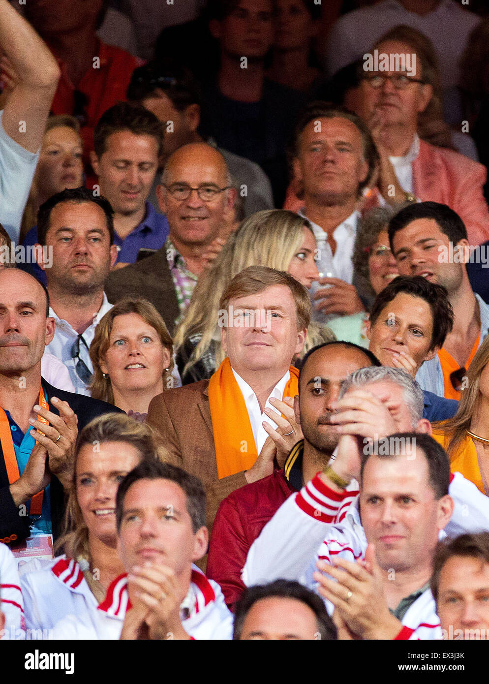 Den Haag, Niederlande. 5. Juli 2015. Dutch King Willem-Alexander (C) besucht das Herren Finale der Beach Volleyball World Championships 2015 zwischen den Holländern und das brasilianische Duo in den Haag, Niederlande, 5. Juli 2015. Foto: Albert Nieboer/RPE / / Dpa/Alamy Live News Stockfoto