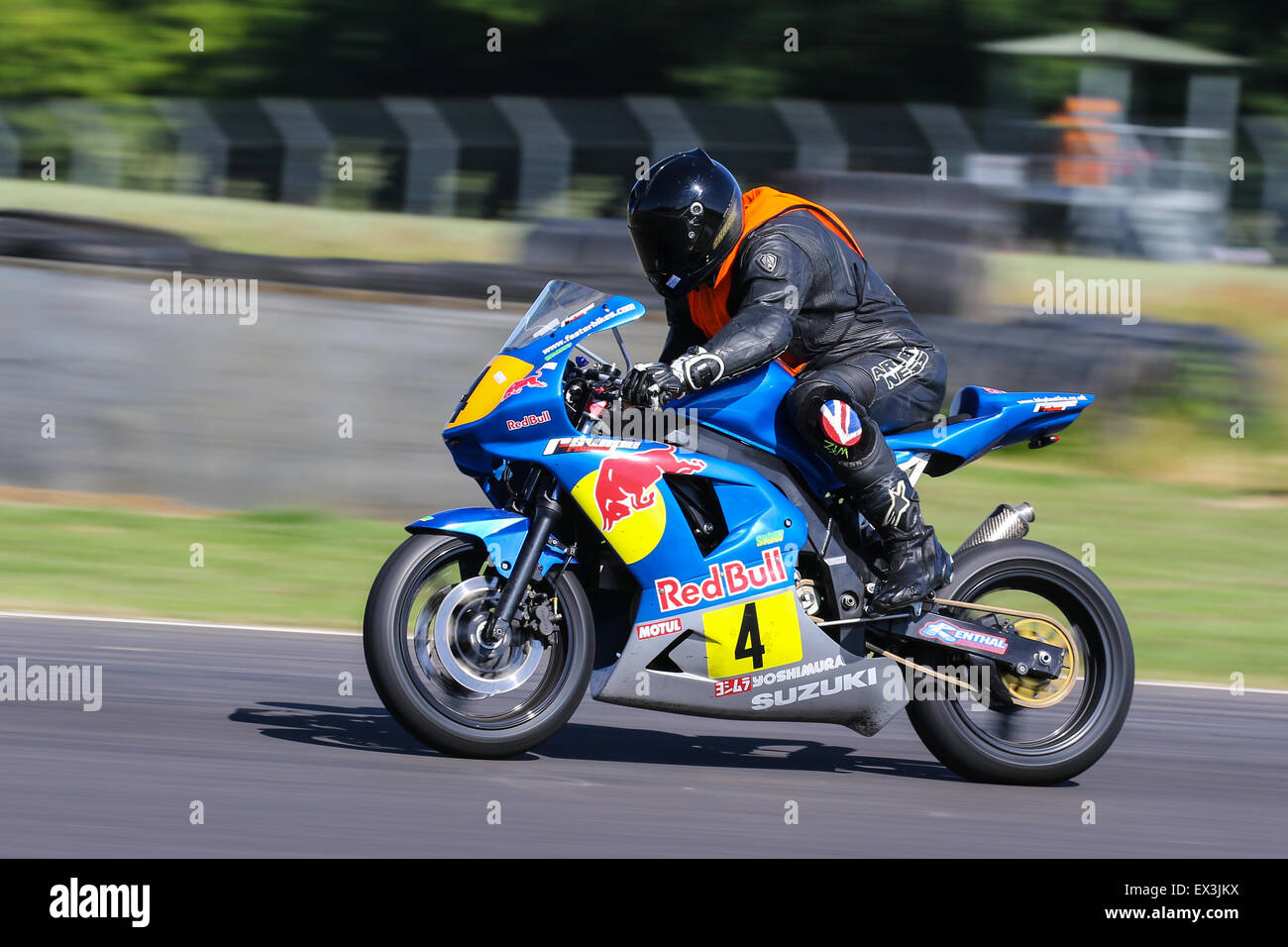 Biker-Rennen rund um Schloss Combe Rennstrecke für das Grand National Rennen treffen. Stockfoto