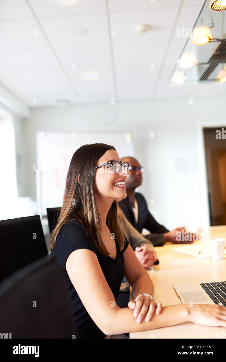 Profil von weißen weiblichen executive lächelnd bei Treffen im Büro Konferenzraum Stockfoto