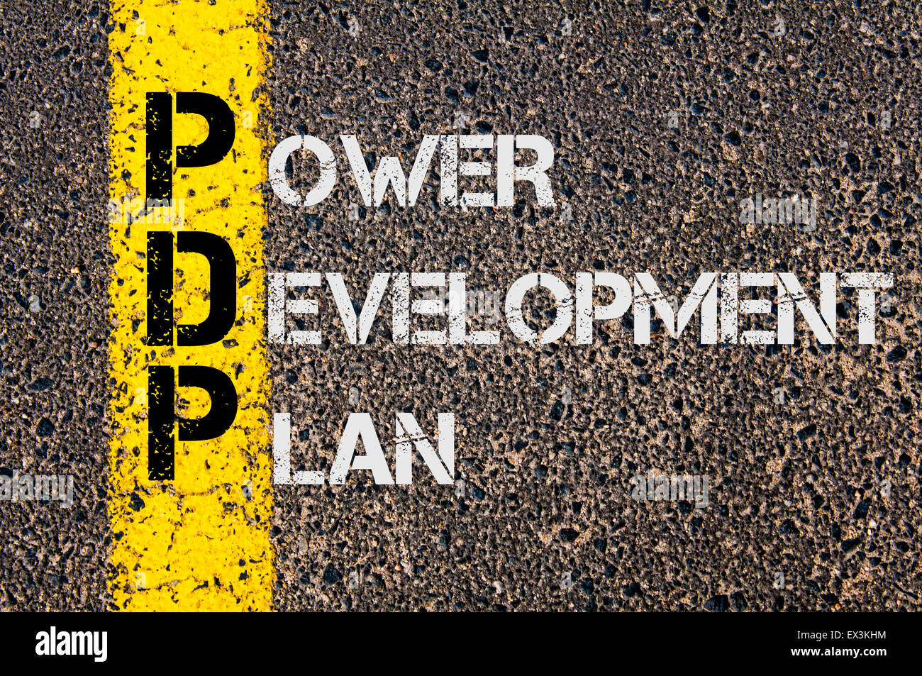 Konzept-Bild des Business Abkürzung PDP als Power Development Plan über Straße gelb lackierten Markierungslinie geschrieben. Stockfoto Konzept-Bild des Business Abkürzung PDP als Power Development Plan über Straße gelb lackierten Markierungslinie geschrieben. Stockfoto