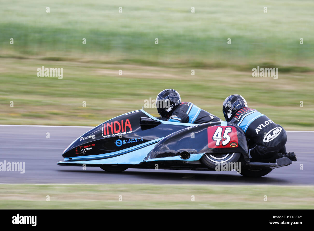 Biker-Rennen rund um Schloss Combe Rennstrecke für das Grand National Rennen treffen. Stockfoto
