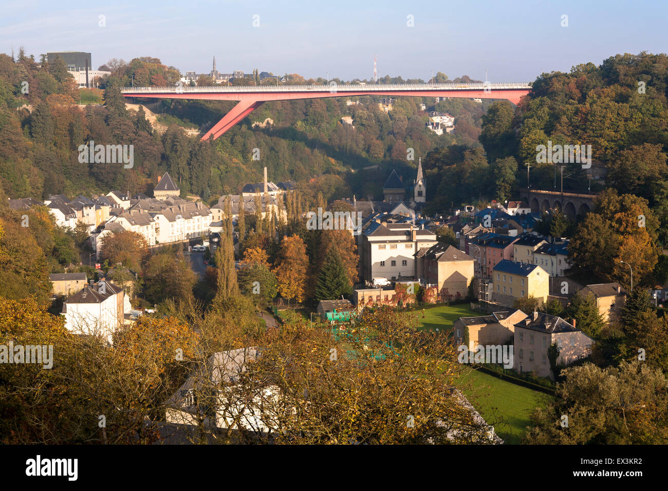 LUX, Luxemburg, Luxemburg-Stadt, Großherzogin Charlotte Brücke über den Fluss Alzette-Tal, Stadtteil Pfaffenthal. Stockfoto