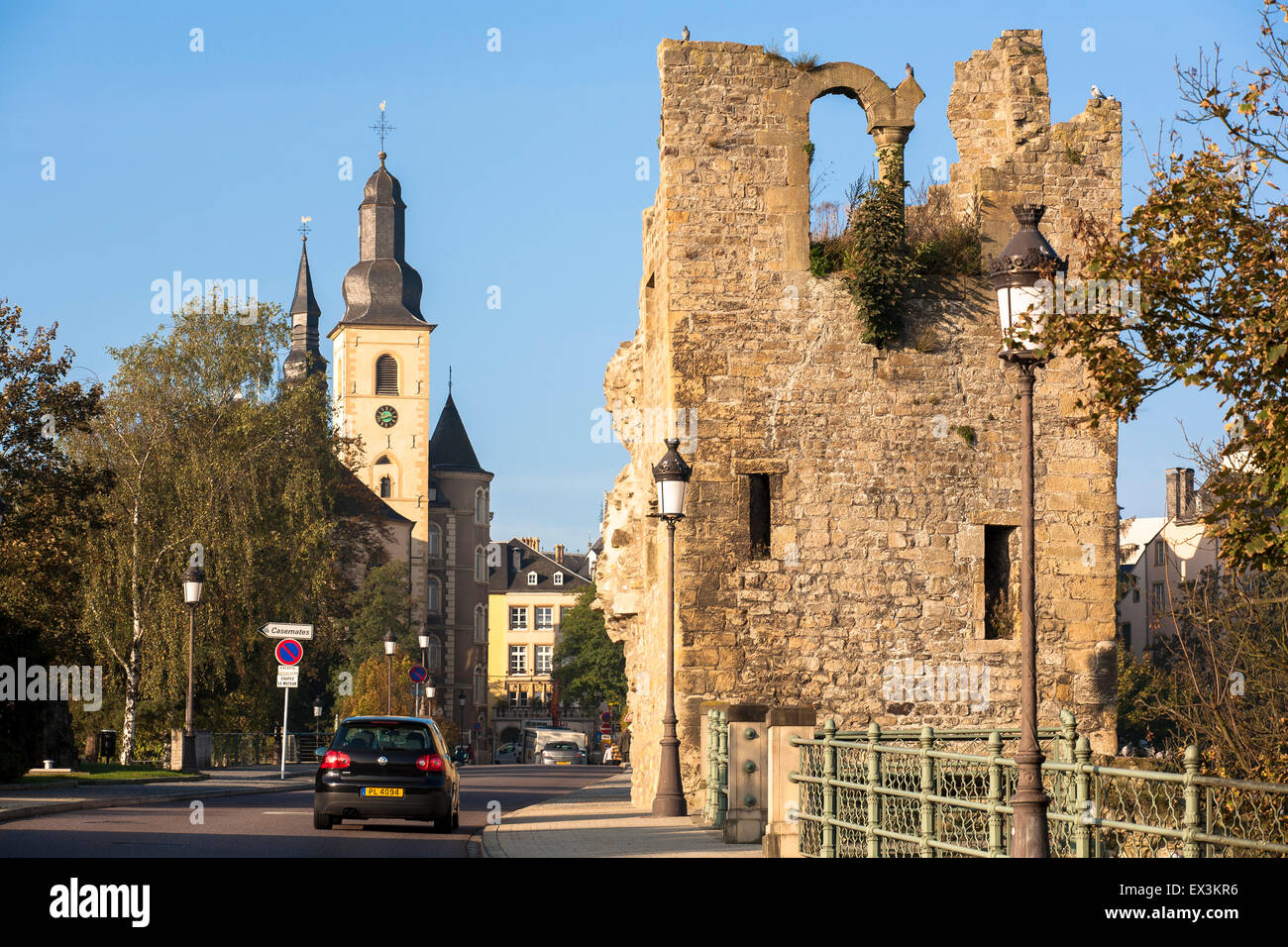 LUX, Luxemburg, Luxemburg-Stadt, Kirche St. Michel und Überreste eines Turmes der Burg Brücke.  LUX, Luxemburg, Stadt Luxem Stockfoto