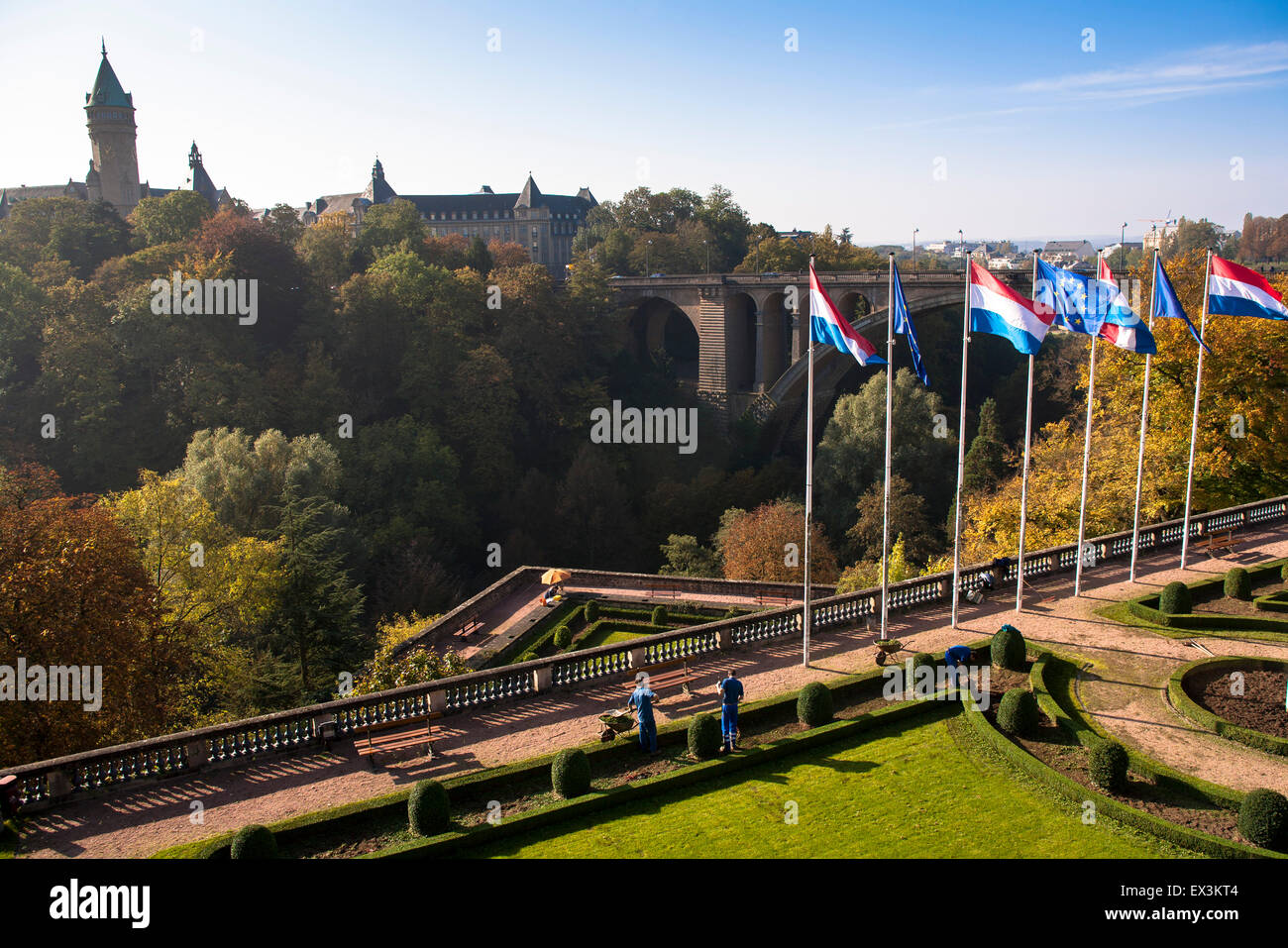 LUX, Luxemburg, Luxemburg-Stadt, Anzeigen über den Fluss Petrusse Tal an die Nationalbank am Place de Metz und die Pont-Anzeige Stockfoto