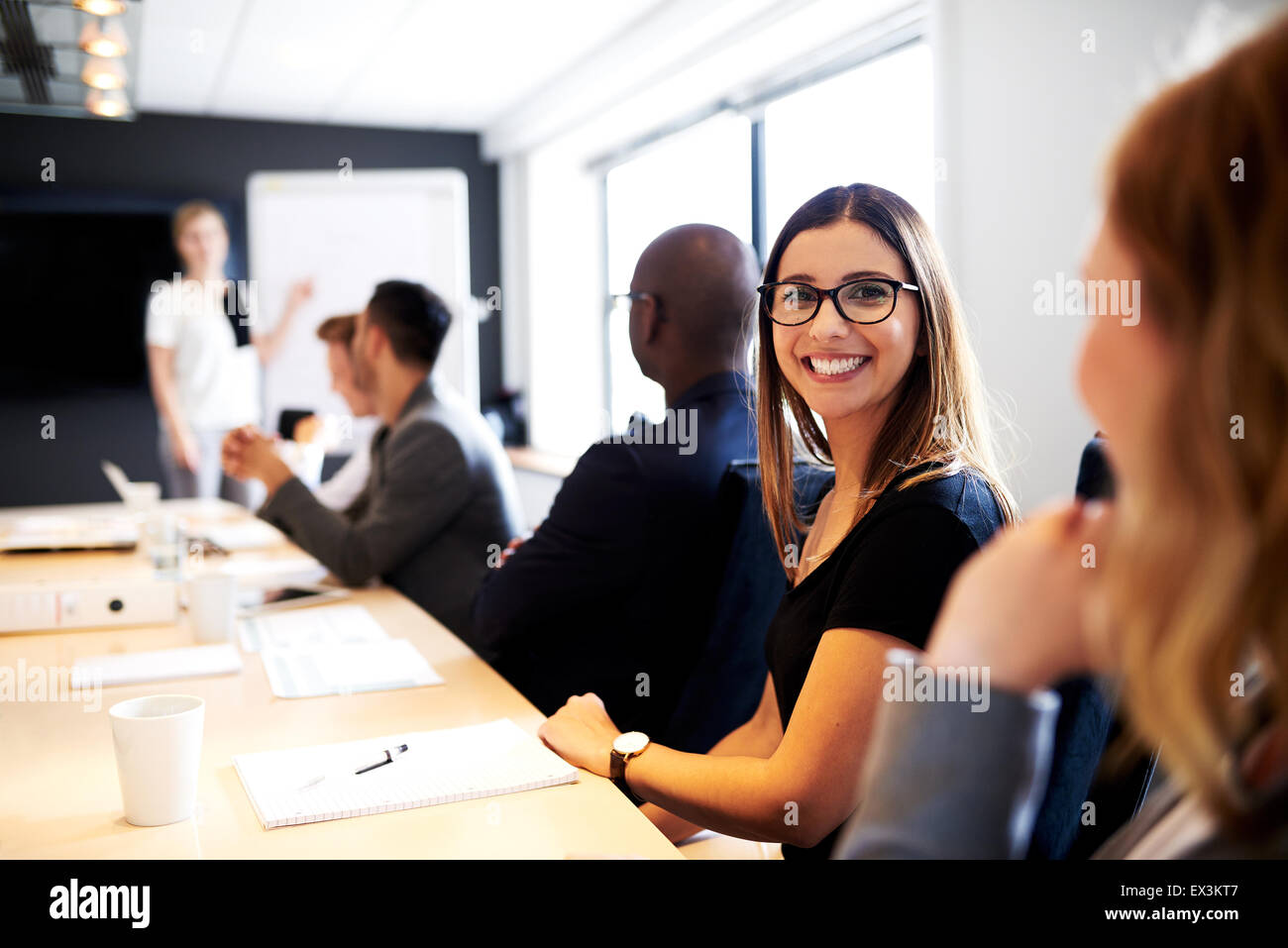 Weibliche weiße Führungskraft lächelnd in die Kamera während der Präsentation der Arbeit im Büro Konferenzraum Stockfoto