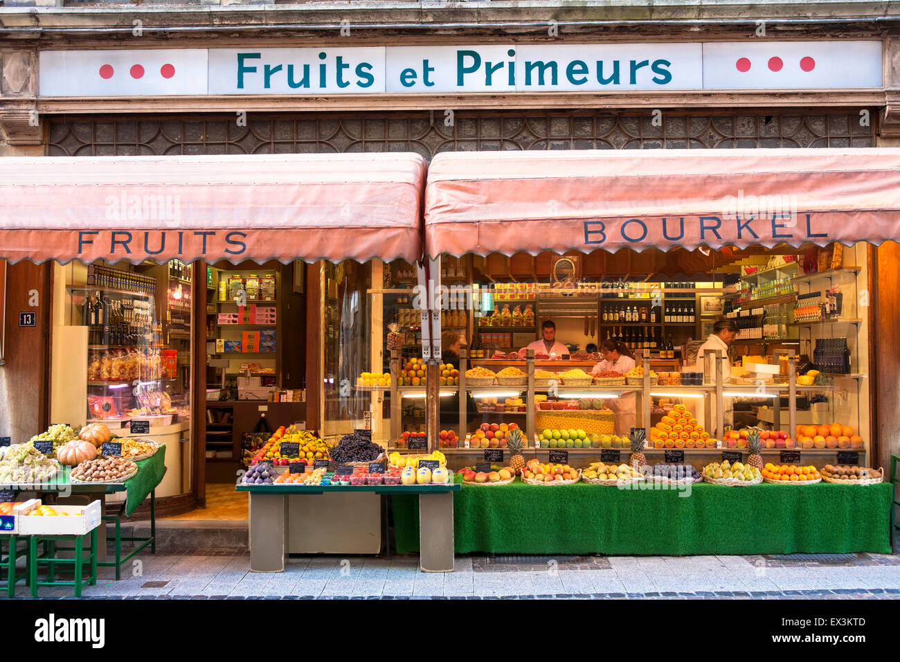 LUX, Luxemburg, Luxemburg-Stadt, Obst und Gemüse laden in der Rue des rungen.  LUX, Luxemburg, Stadt Luxemburg, Obst Stockfoto