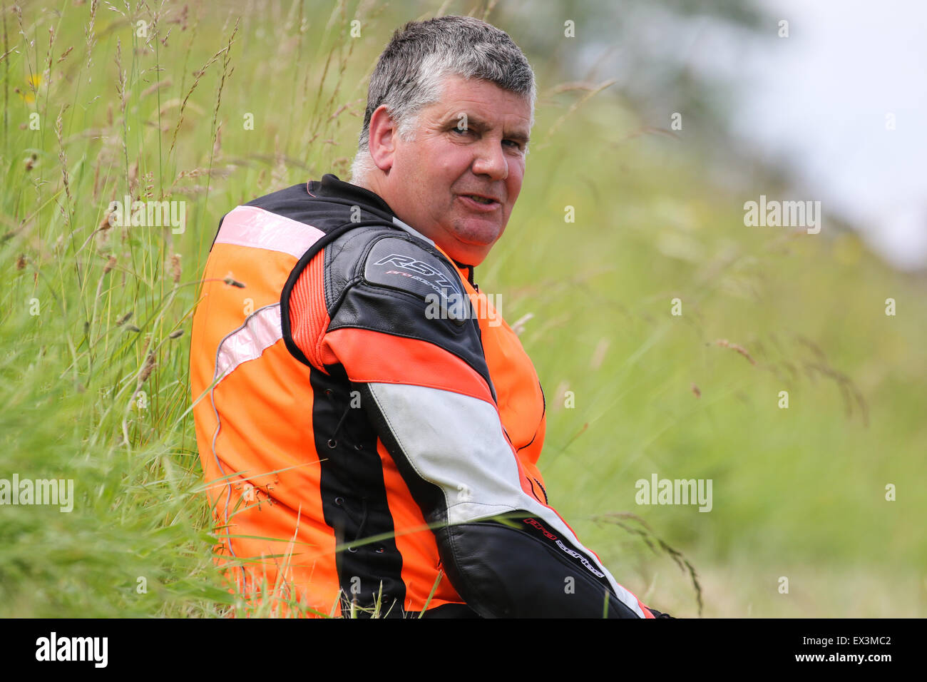 Biker-Rennen rund um Schloss Combe Rennstrecke für das Grand National Rennen treffen. Stockfoto