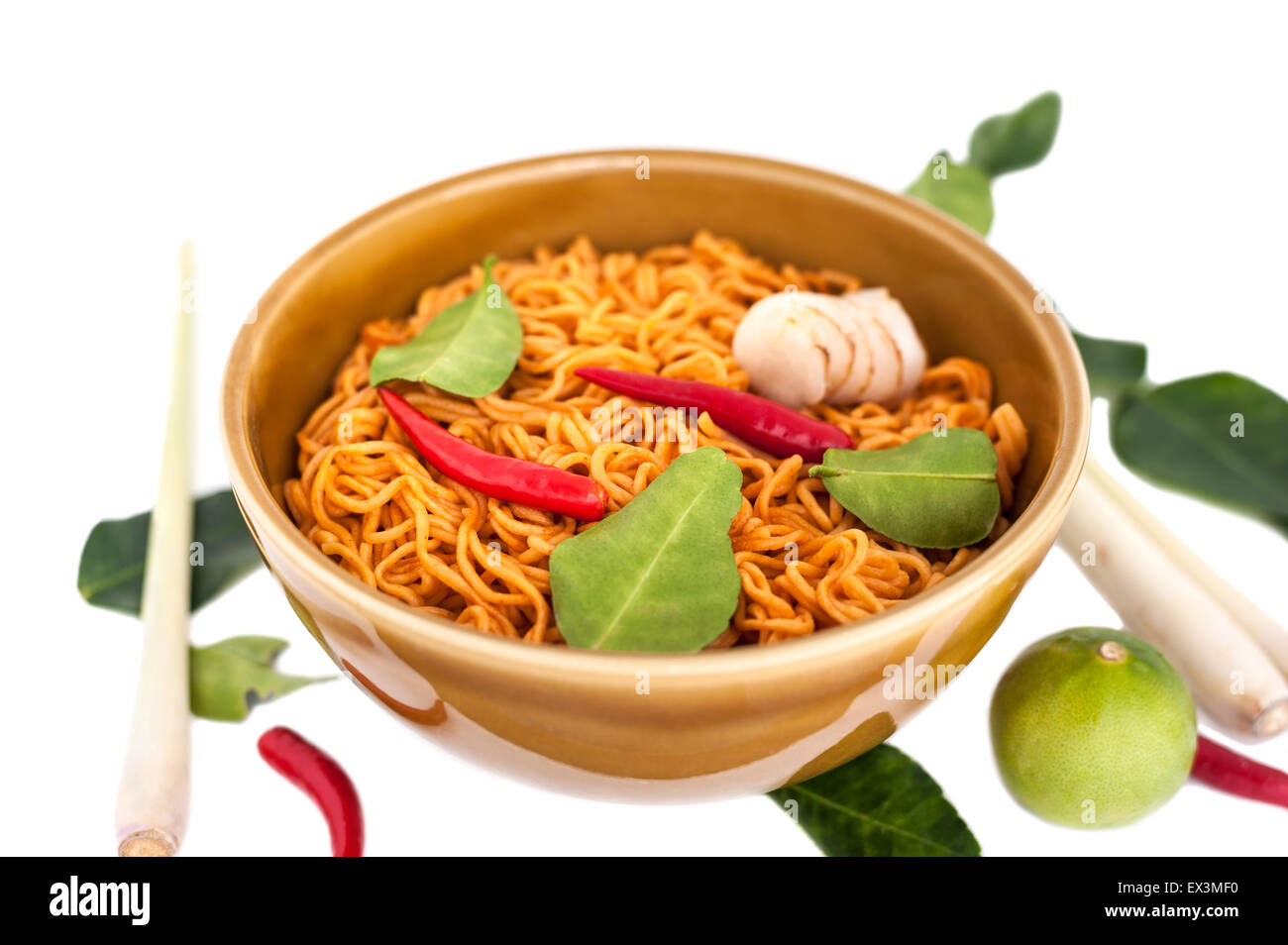 Heiße scharfe Nudeln mit Kraut für gesunde, isoliert auf weißem Hintergrund Stockfoto