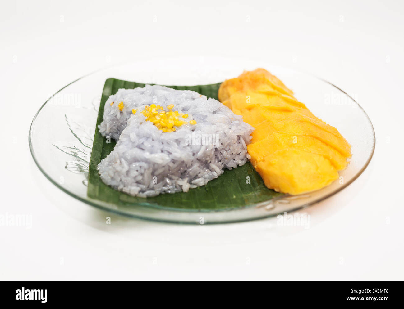 Mango klebriger Reis, süßes Dessert mit Kokosmilch auf weißem Hintergrund Stockfoto