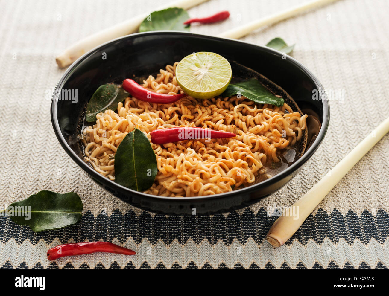 Heiße scharfe Nudeln mit Kraut für gesunde Stockfoto