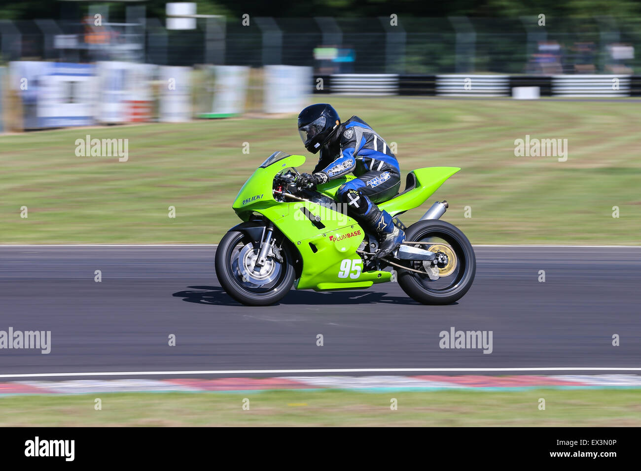 Biker-Rennen rund um Schloss Combe Rennstrecke für das Grand National Rennen treffen. Stockfoto