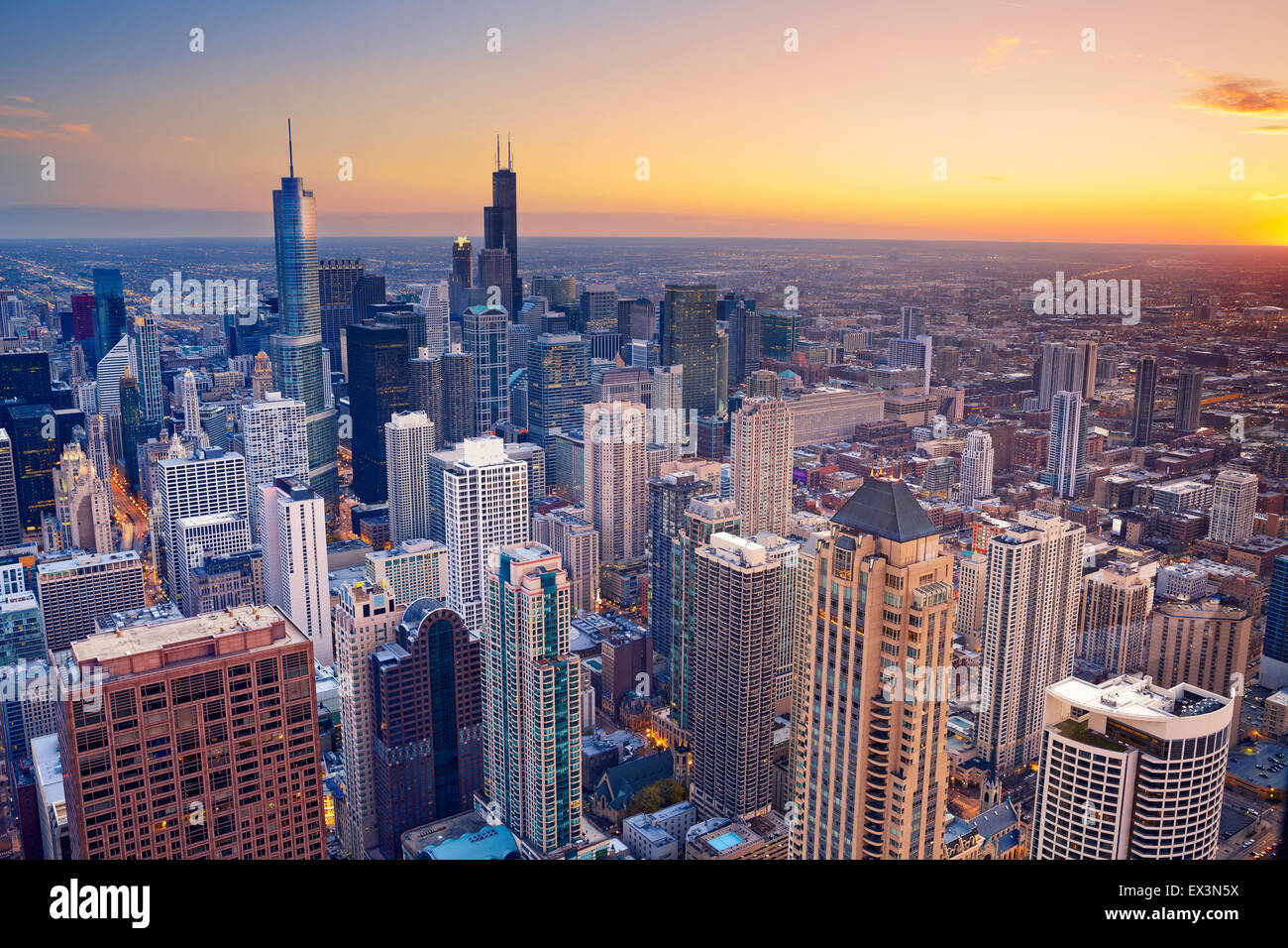 Chicago. Luftaufnahme von Chicago downtown in der Dämmerung von hoch oben. Stockfoto