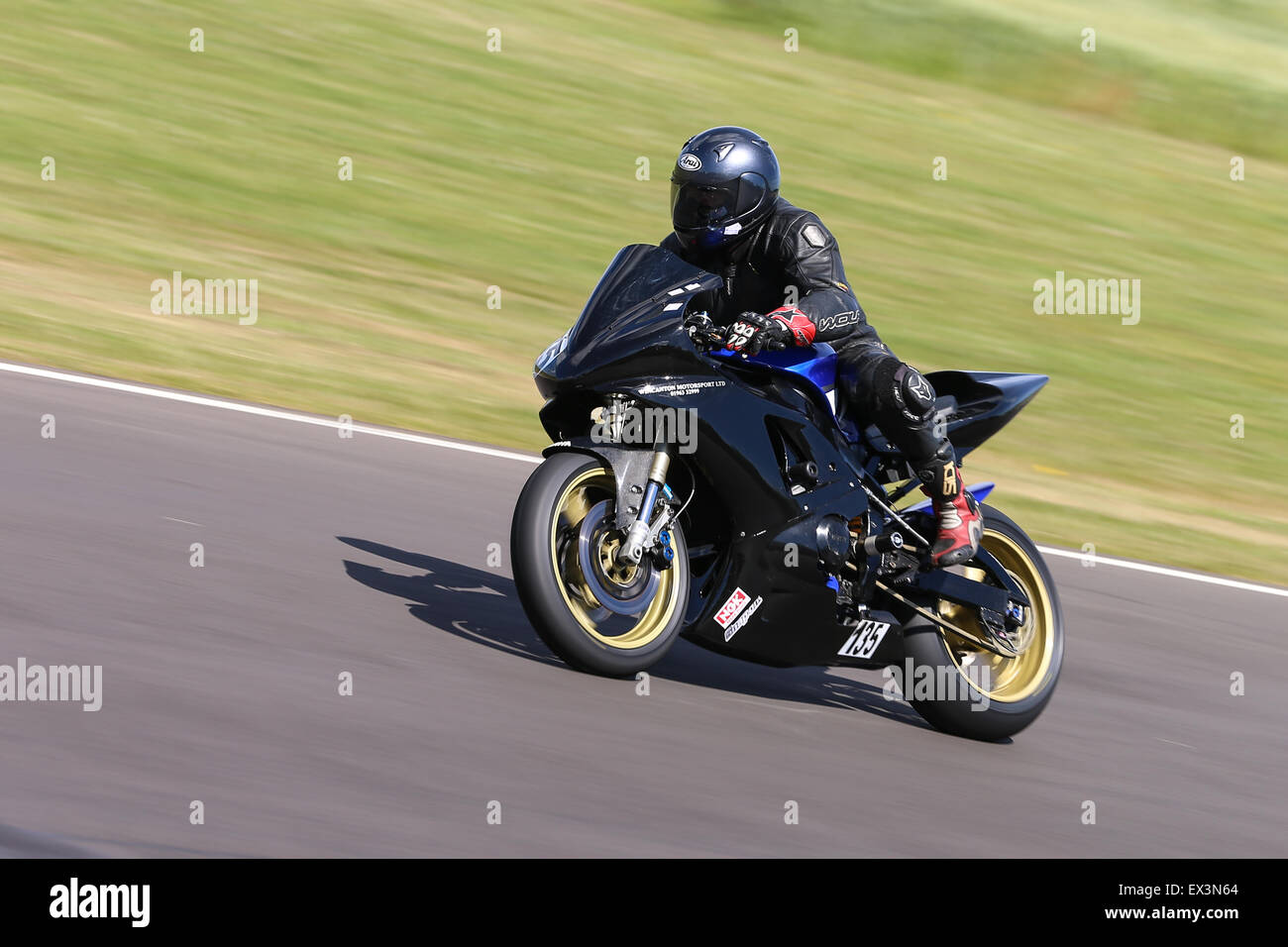 Biker-Rennen rund um Schloss Combe Rennstrecke für das Grand National Rennen treffen. Stockfoto