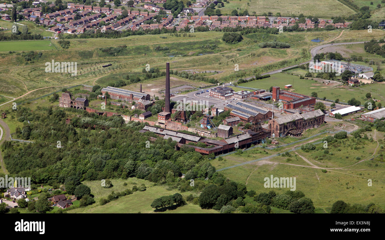 Luftaufnahme von einer stillgelegten verlassenen Fabrik in einer halb ländlichen Lage im Norden von England, UK Stockfoto