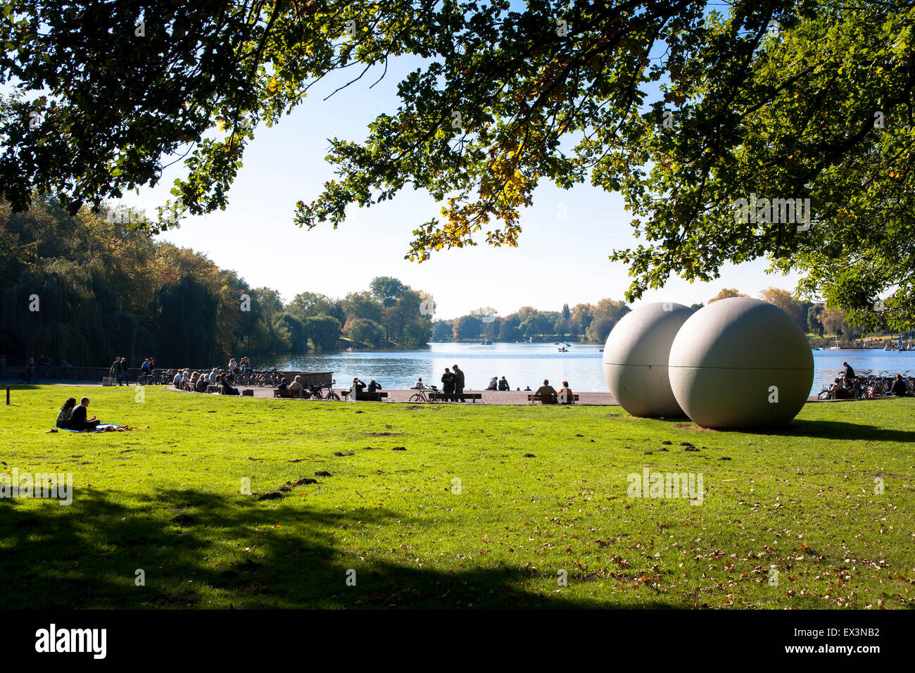 DEU, Deutschland, Nordrhein-Westfalen, Münster, Giant Poolballs von Claes Oldenburg am Aasee.  DEU, Deutschland, Nordrhein-West Stockfoto