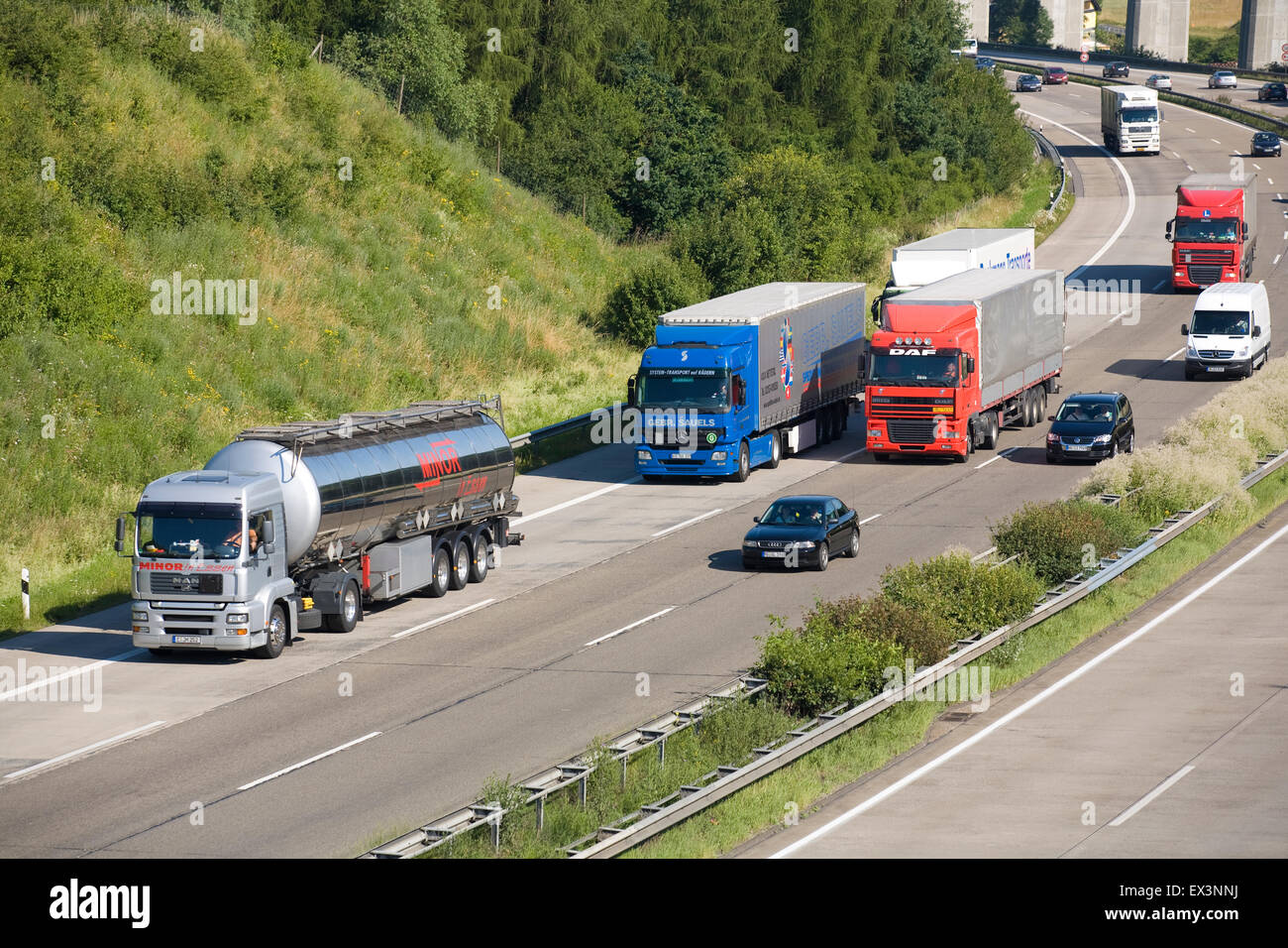 Europa, Deutschland, Rheinland-Pfalz, LKW an ein Anstieg von der Autobahn A3 in der Nähe von Neustadt Wied.  Europa, Deutschland, Rheinland- Stockfoto