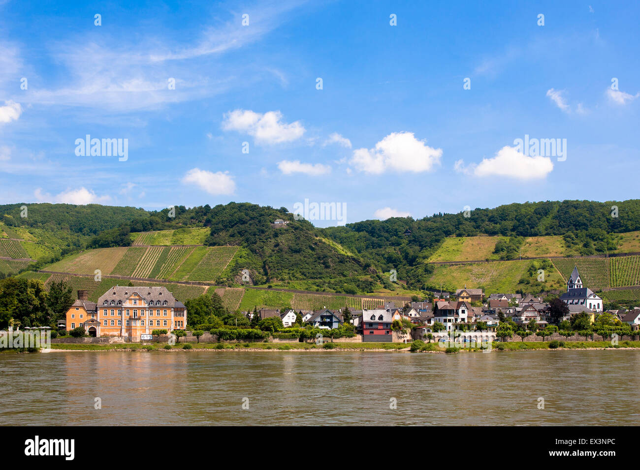 Europa, Deutschland, Rheinland-Pfalz, Blick von Andernach über den Rhein nach Leutesdorf mit dem Schloss Marienburg.  EUR Stockfoto
