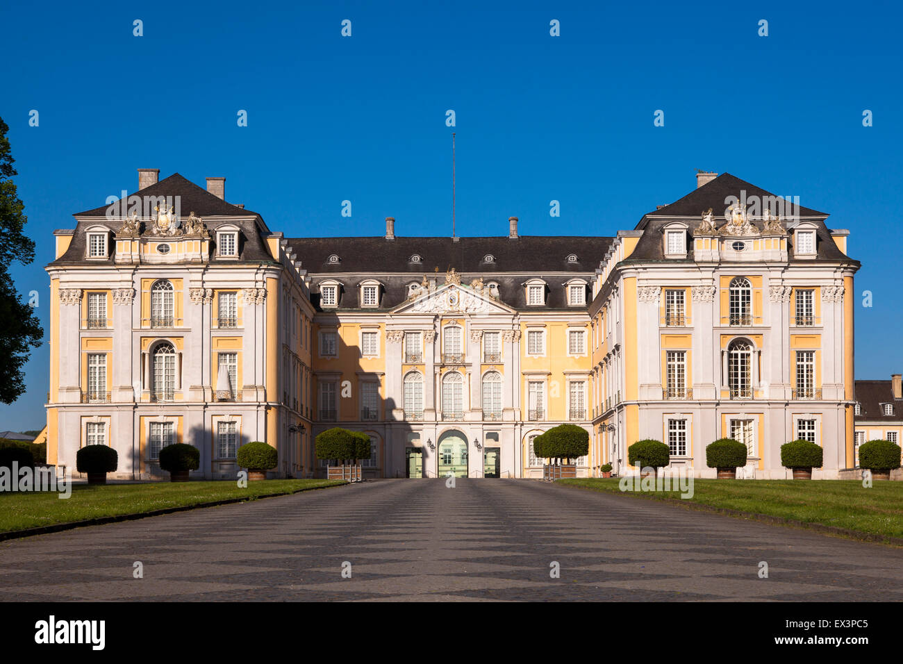 Europa, Deutschland, Nordrhein-Westfalen, Schloss Augustusburg in Brühl bei Bonn, Blick auf den Ehrenhof. Stockfoto