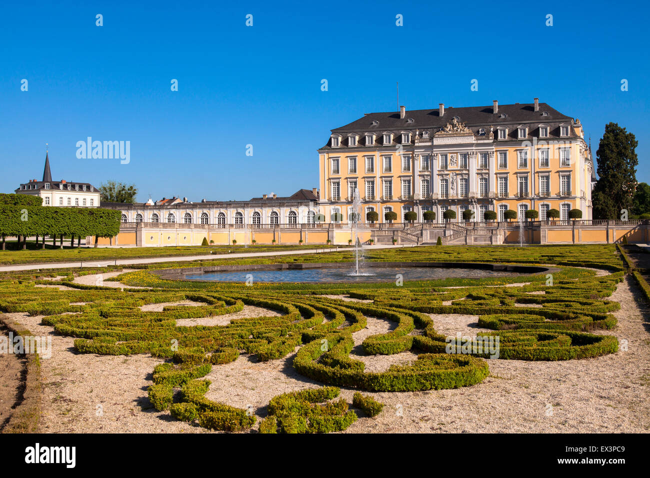 Europa, Deutschland, Nordrhein-Westfalen, Schloss Augustusburg in Brühl in der Nähe von Bonn, Südfassade und barocken Schlossgarten. Stockfoto