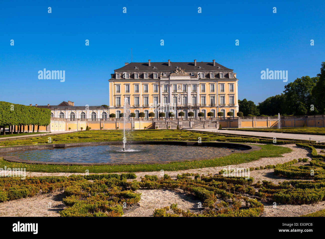 Europa, Deutschland, Nordrhein-Westfalen, Schloss Augustusburg in Brühl in der Nähe von Bonn, Südfassade und barocken Schlossgarten. Stockfoto