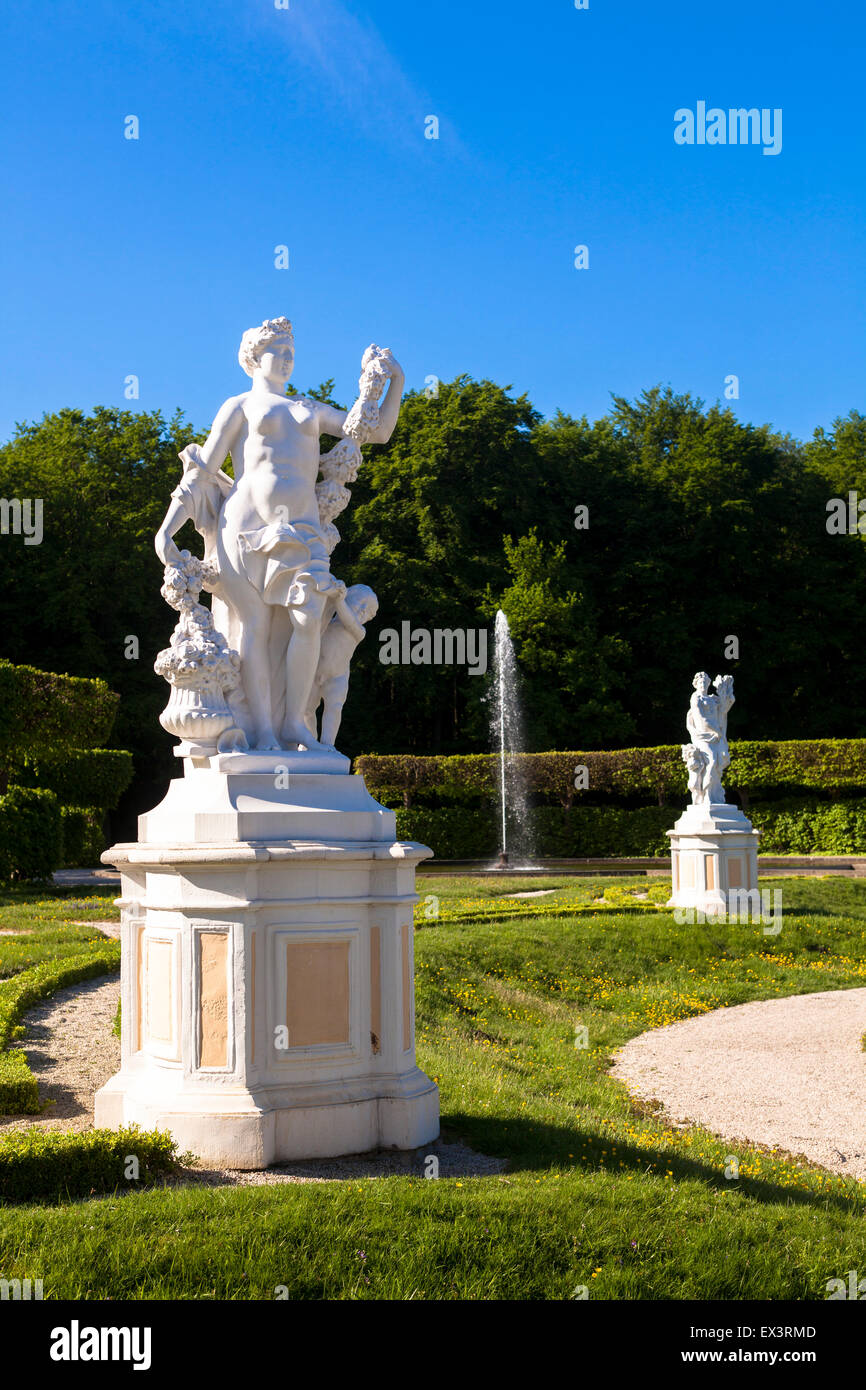 Europa, Deutschland, Nordrhein Westfalen, Schloss Augustusburg in Brühl bei Bonn, Statuen an den barocken Schlossgarten. Stockfoto
