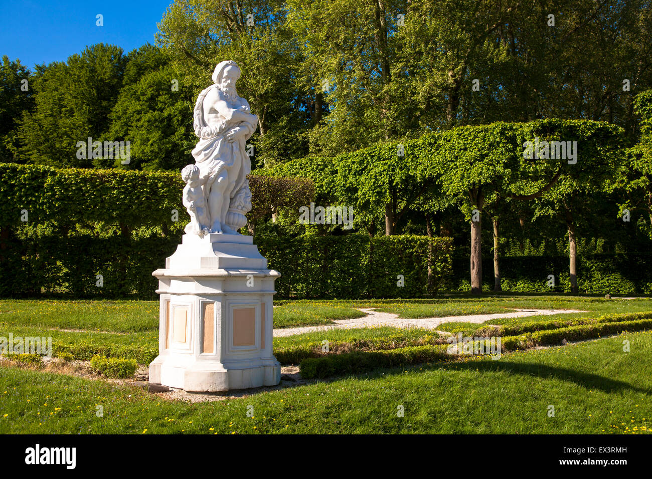 Europa, Deutschland, Nordrhein Westfalen, Schloss Augustusburg in Brühl bei Bonn, Statue an den barocken Schlossgarten. Stockfoto